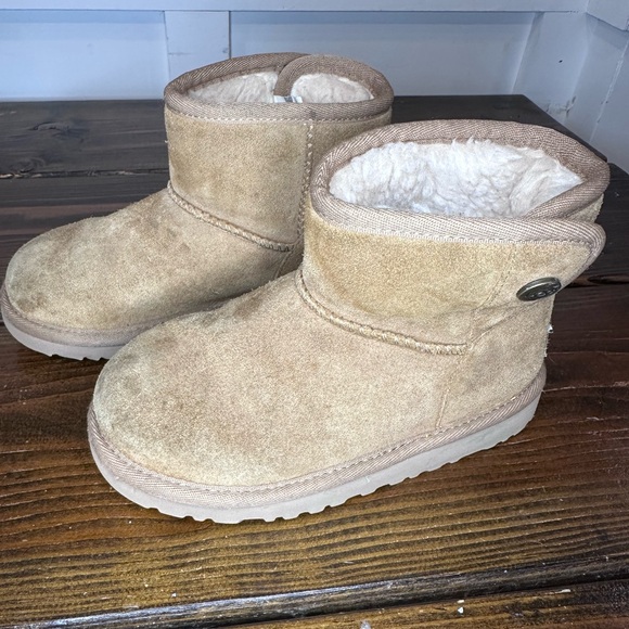 Girls short rise UGGS size 12 - Picture 4 of 4